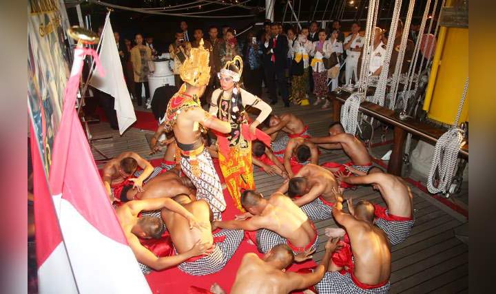 Drama tari Rama Shinta mencuri perhatian pengunjung KRI Bimasuci.