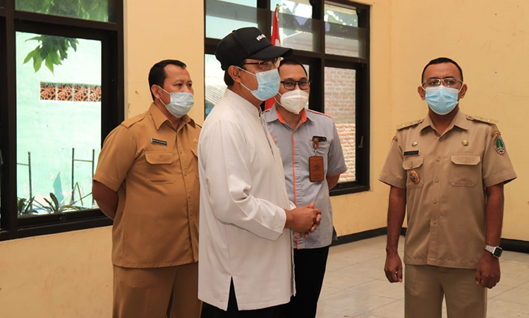 Didampingi Forkopimda Kota Pasuruan, Camat Purworejo, dan Lurah Purworejo, Wali Kota Pasuruan Saifullah Yusuf (Gus Ipul) menyaksikan langsung penyaluran BST di Kelurahan Purworejo.