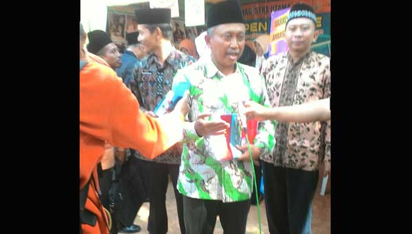 Ketua DPRD Tuban, Miyadi, saat memantau stand peserta kampus usai membuka acara. foto: suwandi/ BANGSAONLINE