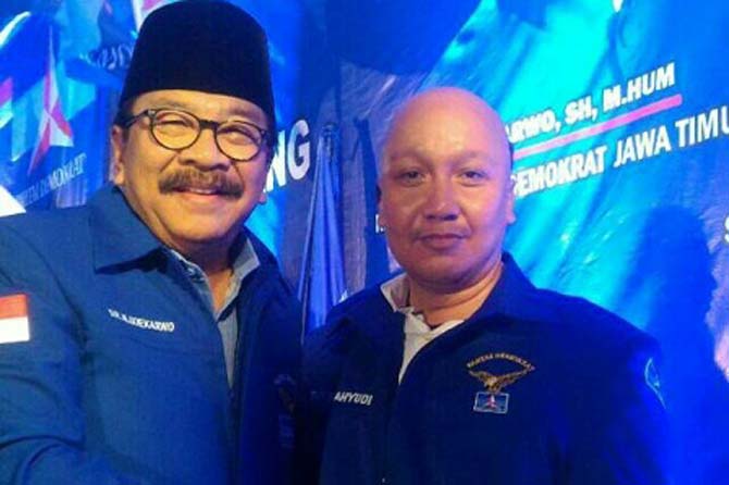 Tri Wahyudi Ari Setiawan, kader Demokrat saat bersama Ketua DPD Partai Demokrat Jatim, Soekarwo. foto: istimewa