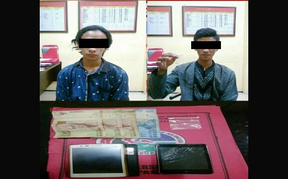 Dua tersangka dan barang bukti.