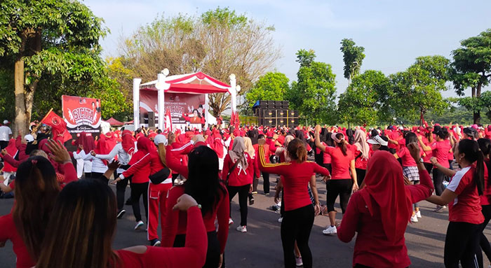 Ribuan kader dan simpatisan PDIP Kabupaten Kediri saat mengikuti Sicita di Kawasan Simpang Lima Gumul. Foto: MUJI HARJITA/ BANGSAONLINE