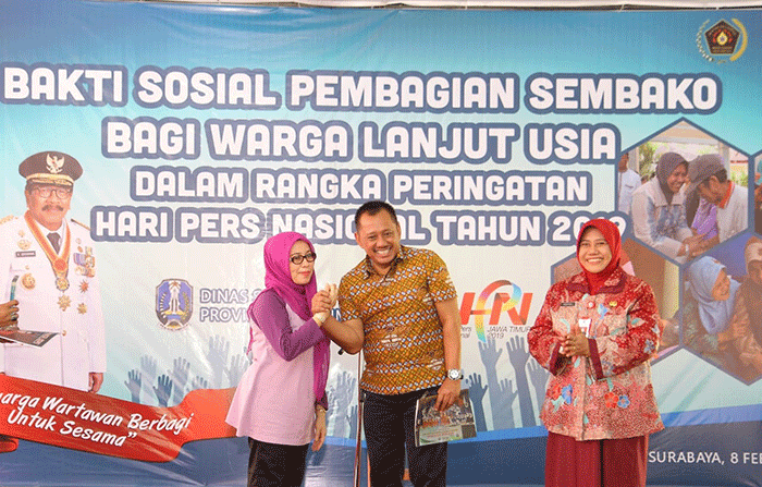 Sekretaris Daerah Pemprov Jatim Heru Tjahjono saat menyerahkan sembako secara simbolis.  