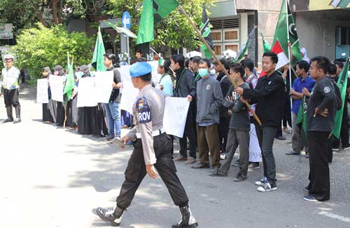 Massa HMI saat melakukan aksi demo di depan Polres Ponorogo. foto: BANGSAONLINE