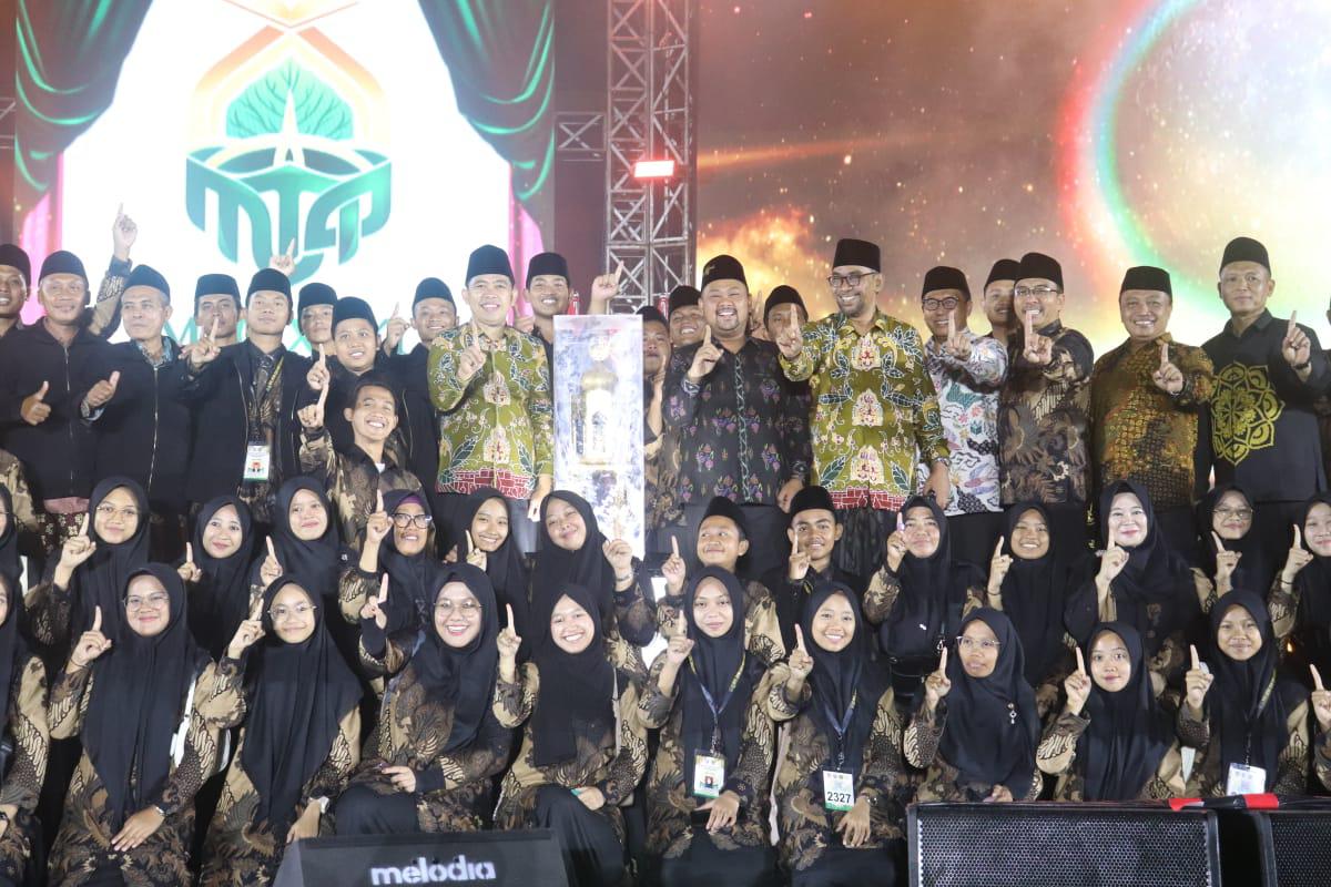 Bupati Gresik Fandi Akhmad Yani bersama kafilah MTQ Gresik usai dinobatkan sebagai juara umum. Foto: Ist.