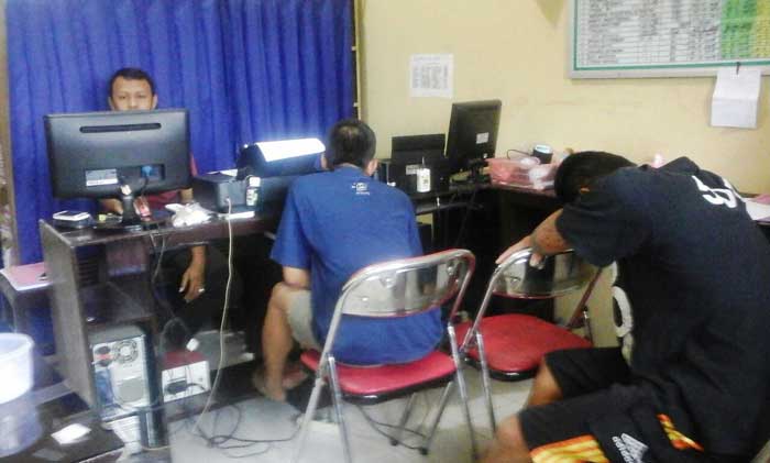 Kedua tersangka saat diperiksa di Polres Kediri Kota. (foto: dendi martoni/BANGSAONLINE)