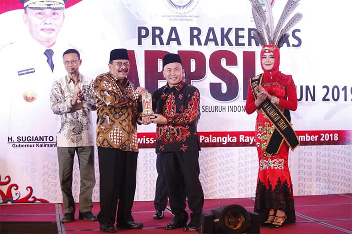 Gubernur Kalteng, Sugianto Sabran memberikan cinderamata kepada Ketum APPSI, Soekarwo.