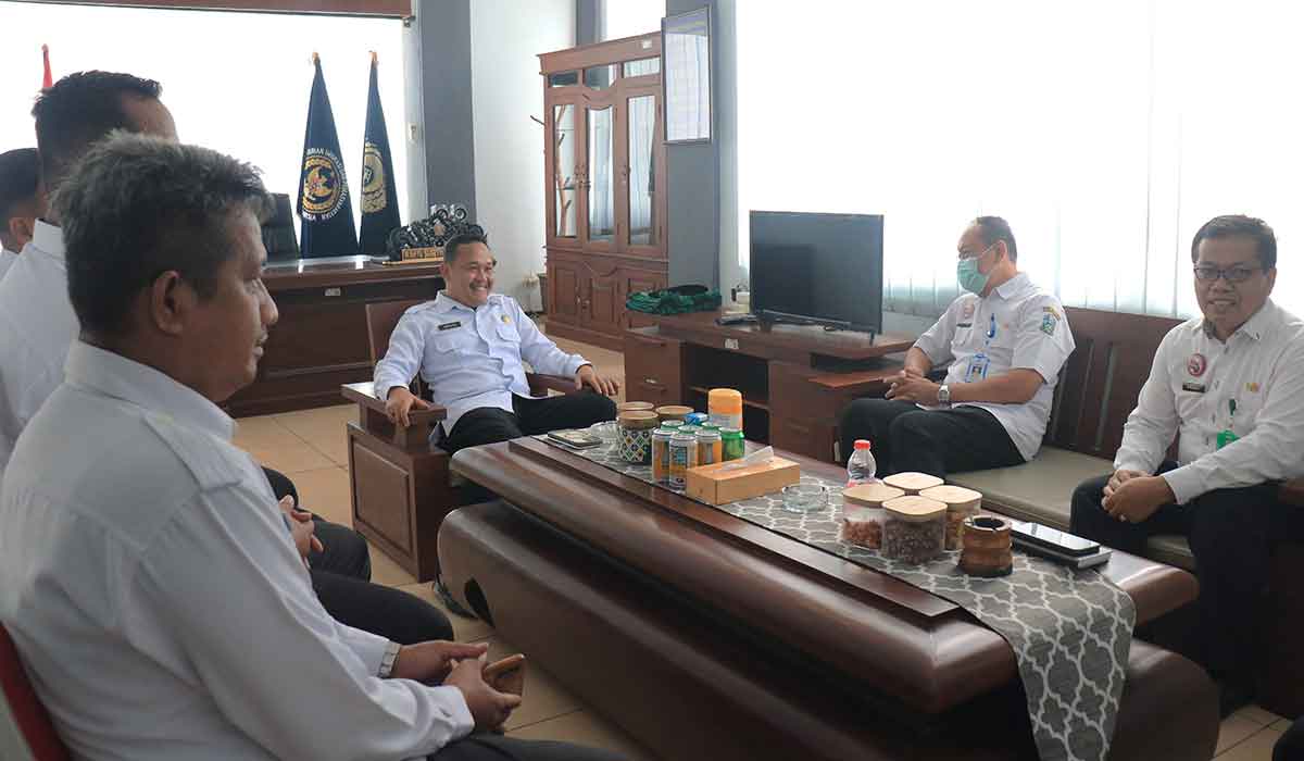 Jajaran Lasdaun atau Lapas Pemuda Madiun saat menerima kunjungan dari RS Paru Manguharjo.
