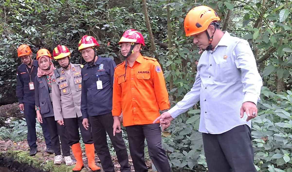 Anggota DPRD Jatim saat meninjau longsor di Jalur Cangar-Pacet.