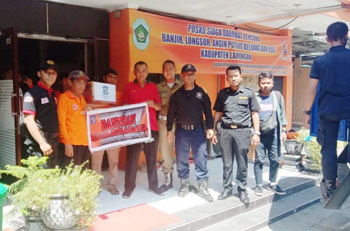 Bantuan dari Pemkot Surabaya yang diterima langsung oleh Badan Penanggulangan Bencana Daerah (BPBD) Kabupaten Lamongan, Jumat (19/4).
