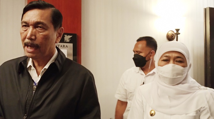 Menko Marves Luhut Binsar Pandjaitan didampingi oleh Gubernur Jatim Khofifah Indar Parawansa seusai rakor di Surabaya. foto: DEVI FITRI AFRIYANTI/BANGSAONLINE