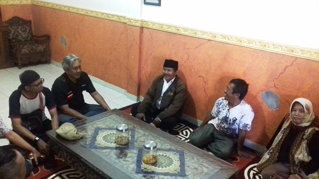 Santunan berupa ratusan baju itu diberikan kepada para santri putri Fatchus Salam Desa Pohsangit Leres, Kecamatan Sumberasih, Kabupaten Probolinggo, Rabu (12/2).