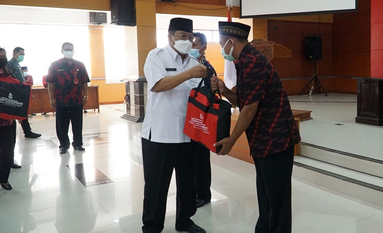 Pemberian bingkisan dilakukan secara simbolis di Balai Kota Kusuma Wicitra, Kamis (29/4/2021). (foto: ist)