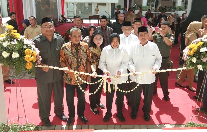 Wali Kota Suarabaya Tri Rismaharini saat memotong pita peresmian Masjid As Sakinah, bersama Ketua DPRD Kota Surabaya Armuji. foto: YUDI A/ BANGSAONLINE