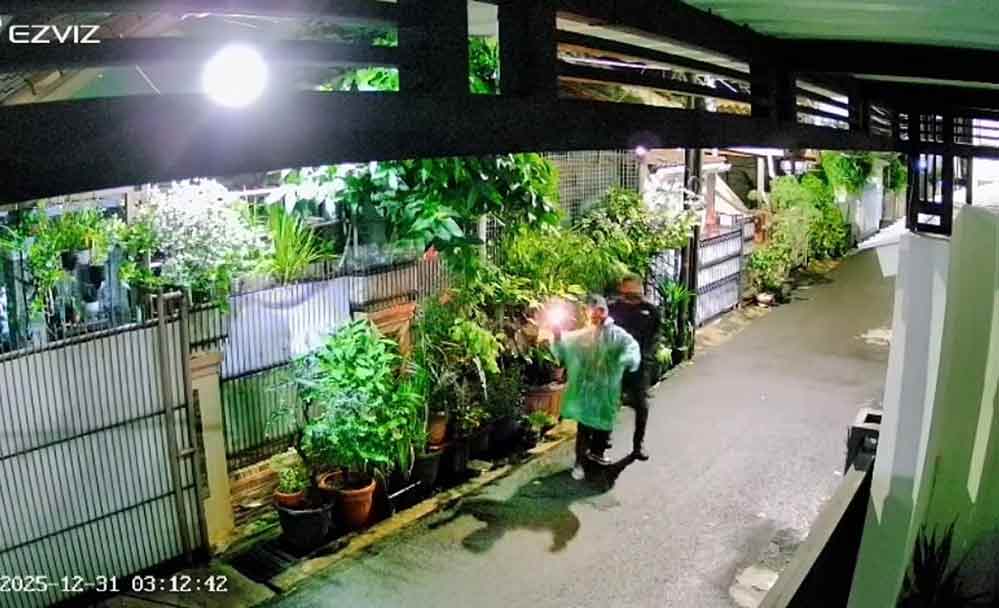 Tampak orang tak dikenal saat akan melempar bom molotov ke rumah DJ Donny. Foto: Tangkapan layar.