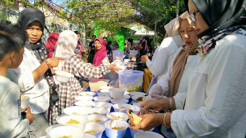 Panitia saat melayani warga yang berburu ketupat lebaran. 
