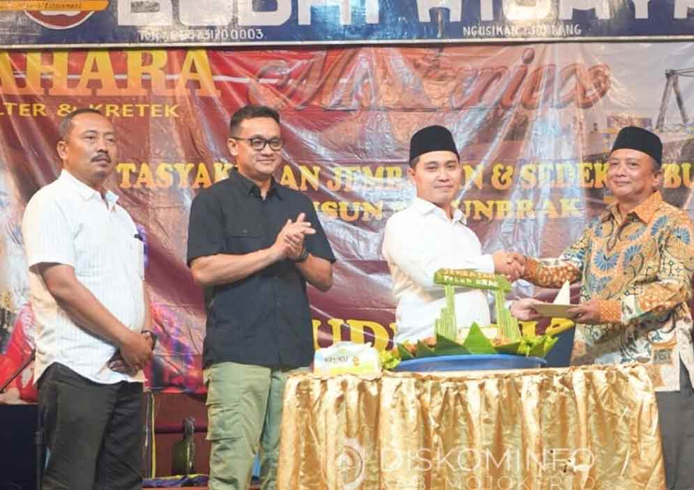 Bupati Mojokerto, Muhammad Albarra (dua dari kanan) di acara tasyakuran dan sedekah bumi bersama warga Desa Talunbrak.
