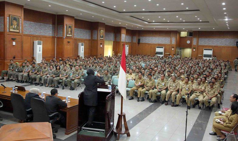 Walikota Surabaya, Tri Rismaharini saat memberikan pengarahan dihadapan Satpol PP. foto: humas pemkot Surabaya
