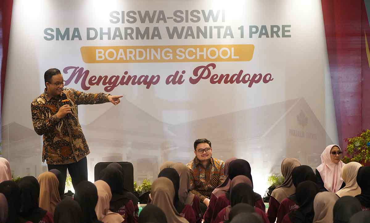 Bersama Bupati Kediri, mantan Gubernur DKI Jakarta, Anies Baswedan, saat memberi motivasi ke para siswa SMA Dharma Wanita Boarding School 1 Pare di Pendopo Panjalu Jayati. Foto: Ist