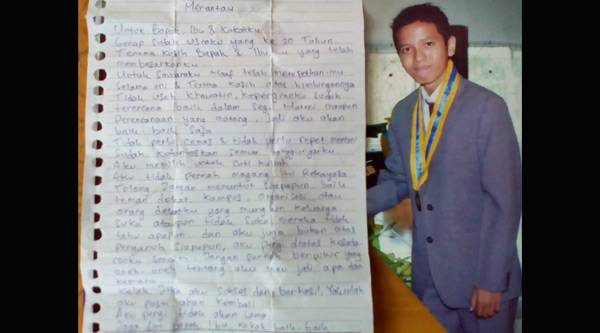 Eri Indra Kausar dan surat yang ditinggalkan untuk keluarganya sebelum menghilang. foto: devi fitri/ BANGSAONLINE