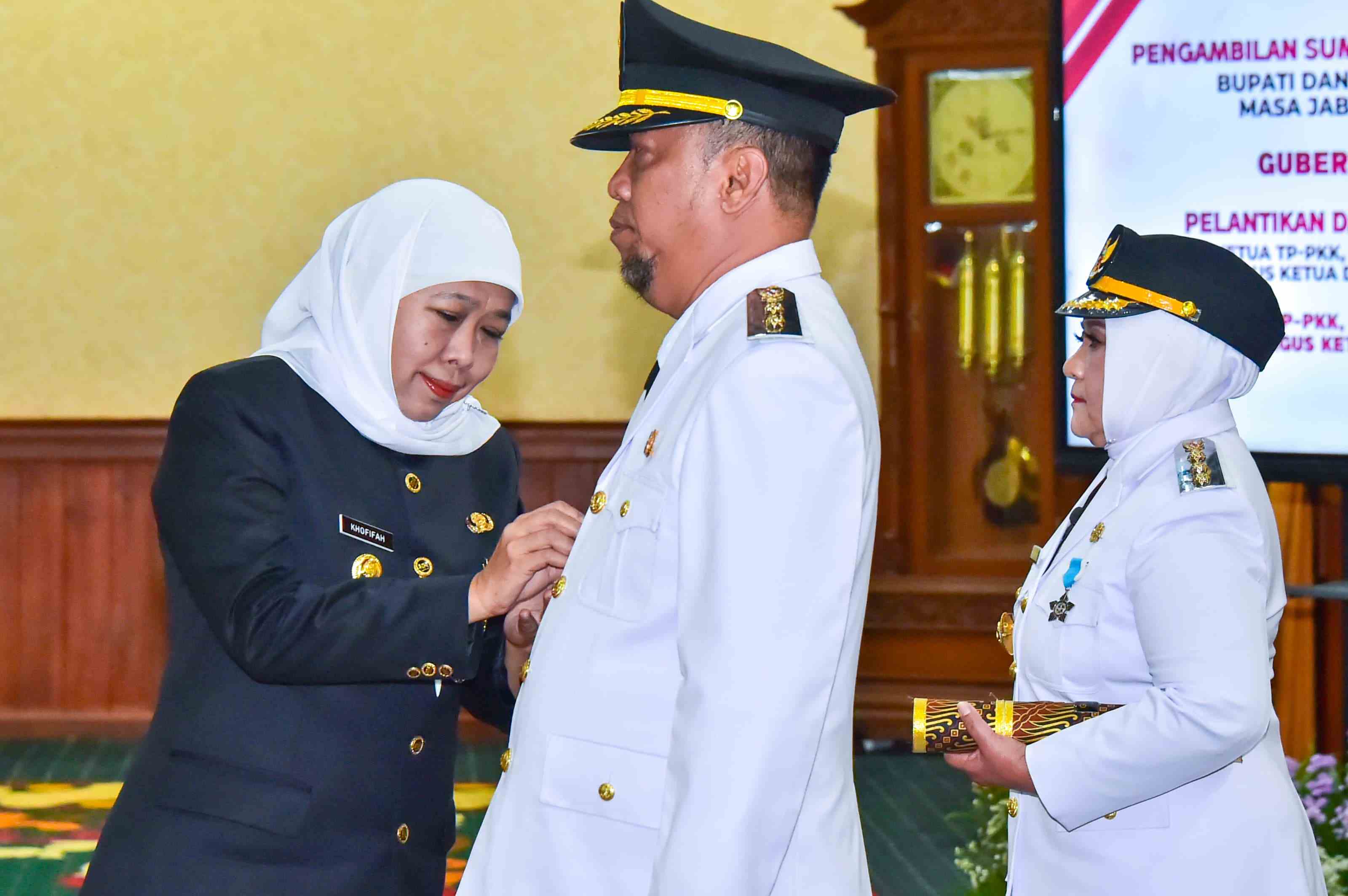 Gubernur Jatim, Khofifah Indar Parawansa, resmi melantik Nanik Endang Rusminiarti dan Suyatni Priasmoro sebagai Bupati dan Wakil Bupati Magetan. Foto: Devi/Bangsaonline.