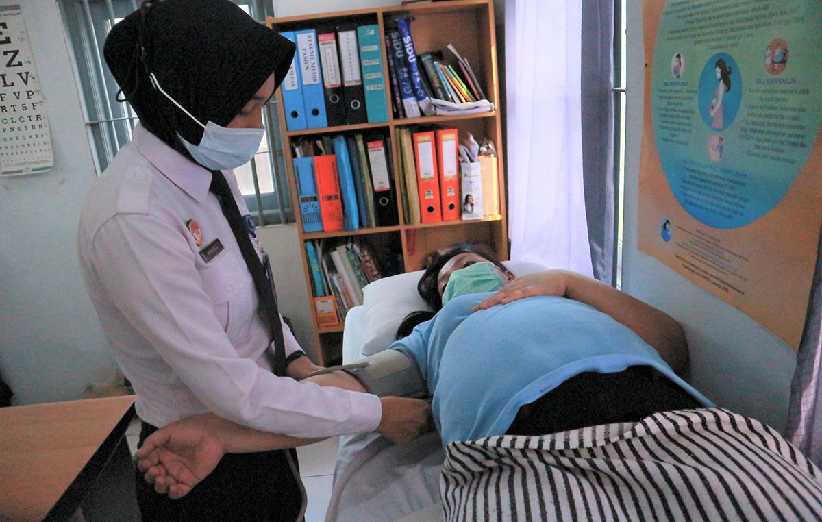DAS, tahanan yang sedang hamil saat menjalani pemeriksaan kesehatan.