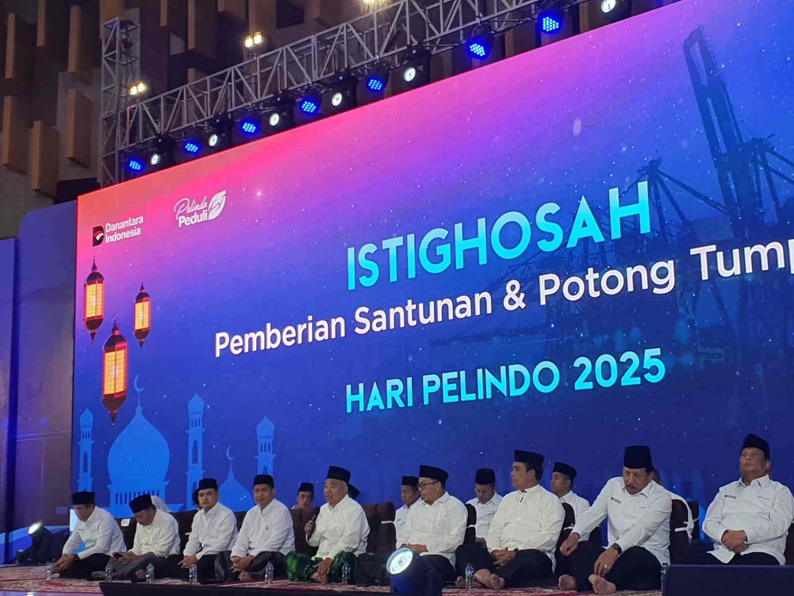 Tampak Prof Dr KH Asep Saifuddin Chalim, MA dan para jajaran komisaris dan direksi PT Pelindo saat istighatsah di   Pendulum Nusantara Hall PT Pendidikan Maritim dan Logistik Indonesia (Pelindo Pembelajaran & Konsultansi) di Pandansari, Kecamatan Ciawi, Kabupaten Bogor, Jawa Barat, Rabu (1/10/2025). Foto: bangsaonline