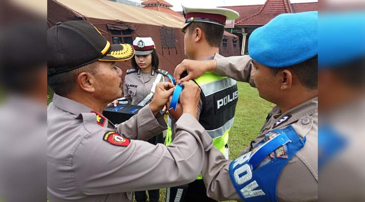 Wakapolres Mojokerto Kota Kompol Hadi Prayitno saat memasang pita operasi. foto: Soffan/ BANGSAONLINE