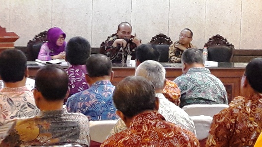 Kepala Dispendik, Mahin ketika menemui peserta kunker Dispendikdari Gunungkidul. foto: syuhud/ BANGSAONLINE