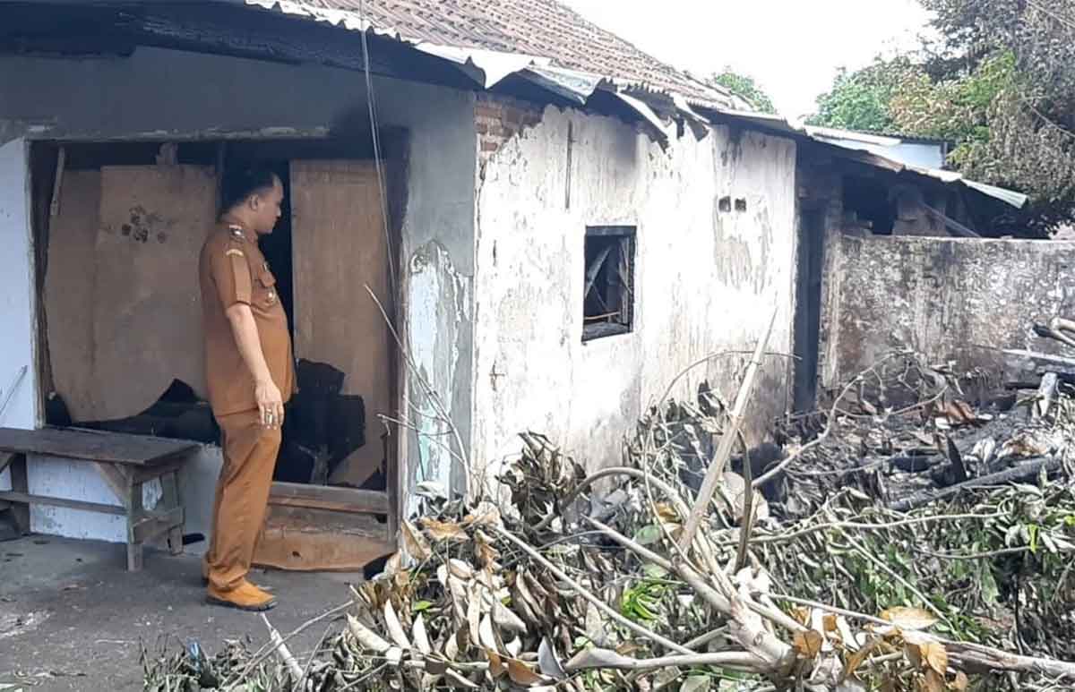 Kepala Desa Gempol, Achmad Dwi Setiono, saat meninjau gudang mebel yang terbakar.