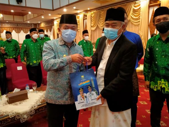 Gubernur Jambi Al Haris memberikan cenderamata kepada Prof Dr KH Asep Saifuddin Chalim, MA, dan rombongan seusai acara pelantikan PW Pergunu Jambi di Rumah Dinas di Jalan Raden Pamuk, Beringin, Kecamatan Jambi Tim, Kota Jambi, Rabu (12/1/2022) malam. Foto: MMA/ BANGSAONLINE.com.