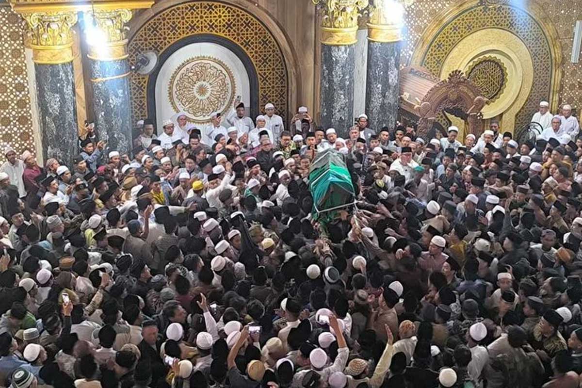 Jenazah KH. Zubair Muntashor, cicit Syaikhona Kholil Bangkalan, saat hendak dimakaman di Kompleks Pemakaman Syaikhona Kholil di Kelurahan Martajasah Bangkalan, Minggu (28/4/2024).
