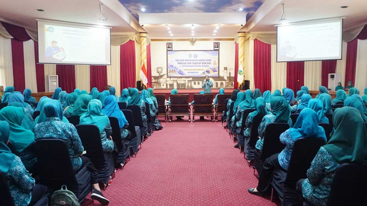 Evaluasi GKSTTB atau Gerakan Keluarga Sehat Tangguh Tanggap Bencana di Gedung Gradhika, Kota Pasuruan.