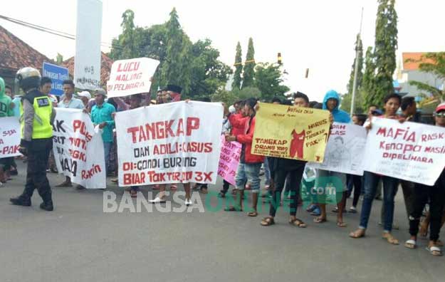 Warga Desa Candi Burung saat demo di depan Mapolres. foto: ERI SUGIANTO/ BANGSAONLINE