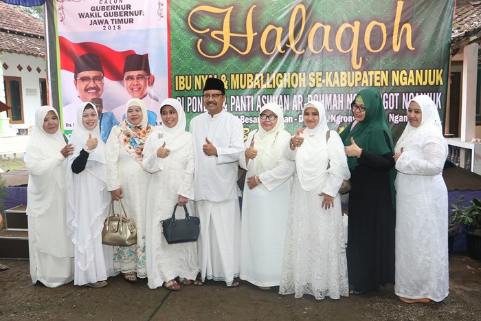 Wakil Gubernur Jawa Timur Gus Ipul foto bersama para Ibu Nyai.