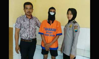Tersangka M. Ali diapit Kanit Reskrim Polsek Krian Apsul Bakti (kiri) dan Humas Polsek Krian.