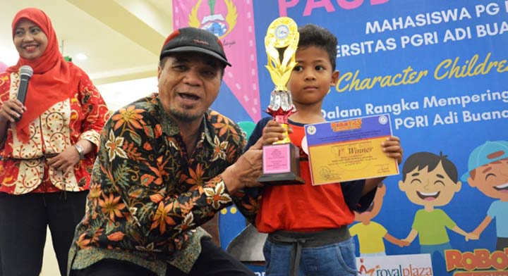 Anugrah Maulana Gandhi dari TK Ar Rasyid Wonokoyo saat menerima piala kemenangannya di Royal Craft Center.
