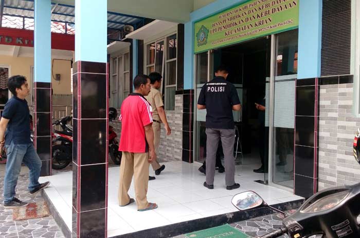 Petugas saat melakukan olah TKP di kantor UPTD Kecamatan Krian.