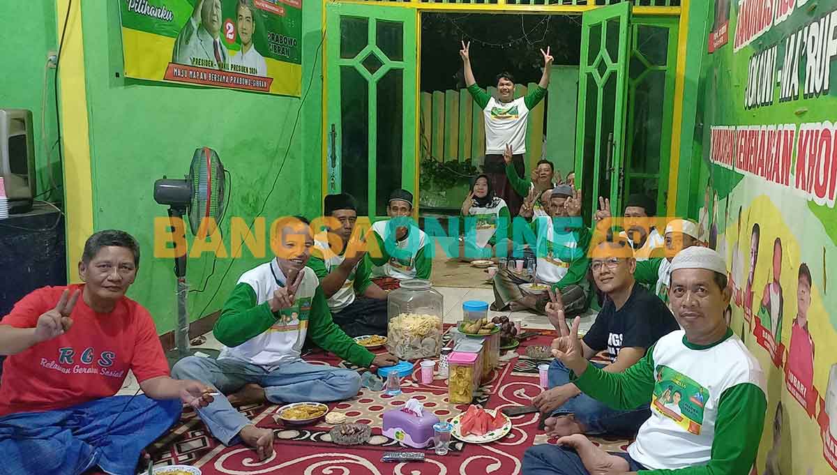 Pendiri RGS Indonesia, Moh. Khozin; Ketua Umum, Taufiq Muhammad; dan Muslih Hasyim selaku pembina serta pendukung Prabowo-Gibran saat nobar debat Capres. Foto: SYUHUD/BANGSAONLINE