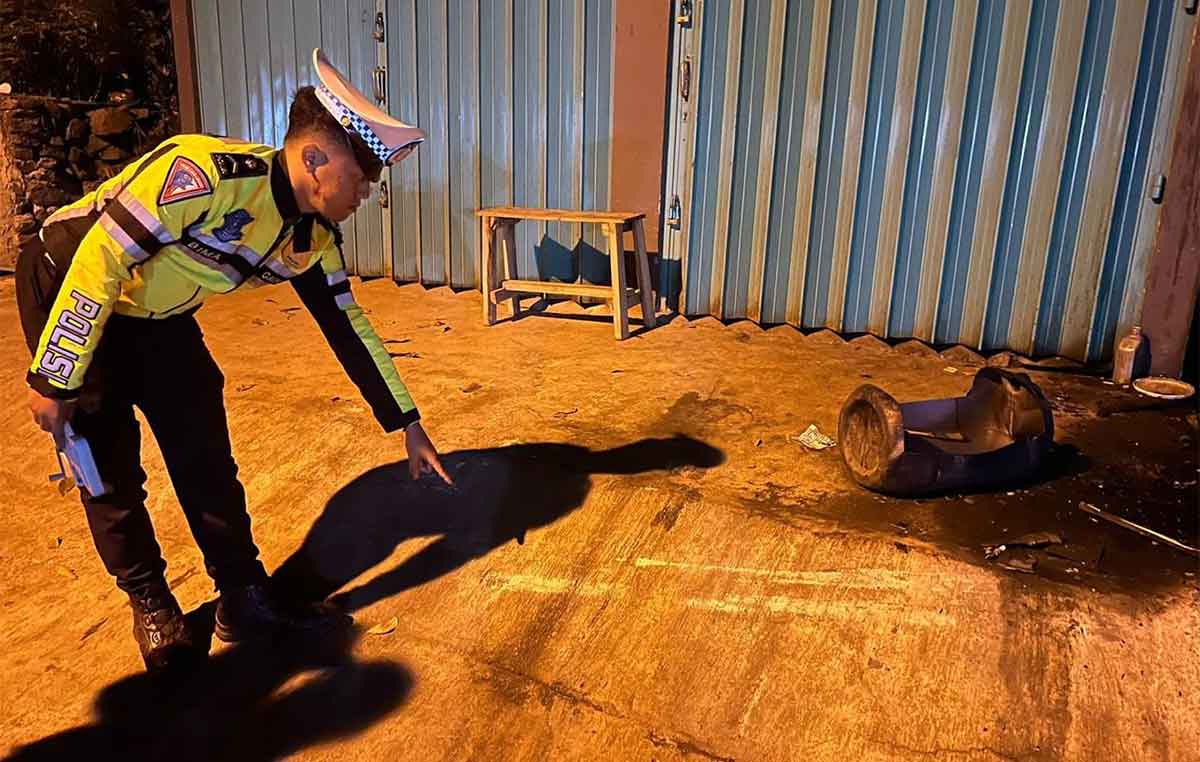 Petugas saat olah TKP kecelakaan di Kota Batu.