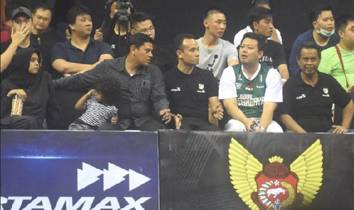 Wali Kota Kediri, Abdullah Abu Bakar ikut menyaksikan IBL di GOR Jayabaya, Kota Kediri, Sabtu (29/2/2020). foto: ist
