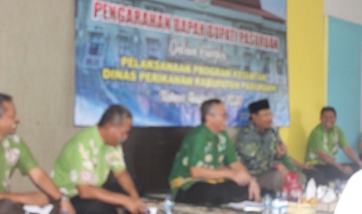 Bupati saat memberikan arahan kepada ASN di Dinas Perikanan.