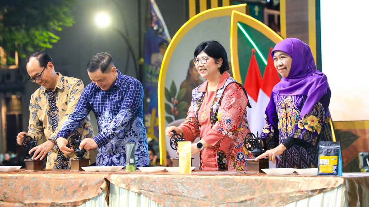 Gubernur Khofifah saat menghadiri Java Coffee and Flavors Fest 2025.