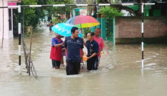 Warga saat melakukan evakuasi korban banjir.