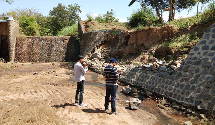 Kondisi tanggul yang ambruk hingga saat ini masih dibiarkan tanpa ada solusi untuk diperbaiki. foto: BAMBANG/ BANGSAONLINE
