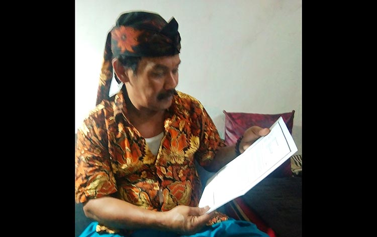 M. Ali Maskur sedang mempelajari materi gugatan. (foto: SUPARDI/ BANGSAONLINE)