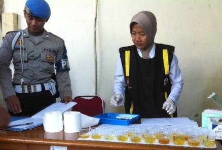 NEGATIF – Urine milik 100 anggota Polres Kediri Kota saat dilakukan dites urine, Selasa (9/9/2014). foto : arif kurniawan/BangsaOnline