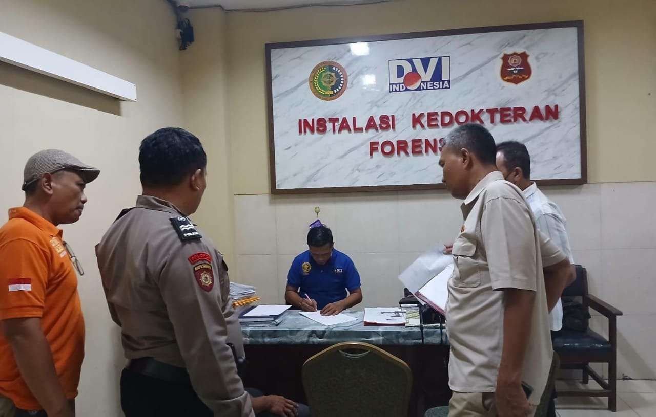 Polisi an warga setempat usai evakuasi korban dan menunggu hasil forensik