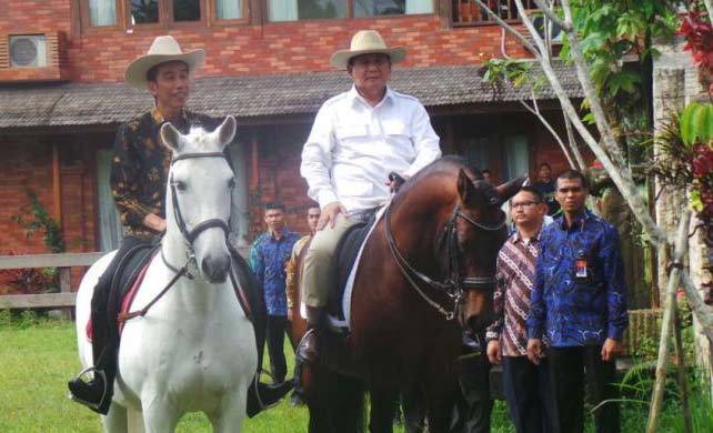 Presiden Jokowi berkuda didampingi Prabowo Subianto saat berkunjung ke kediaman Prabowo di Padepokan Garuda Yaksa, Desa Bojong Koneng, Hambalang, Bogor, kemarin (31/10).