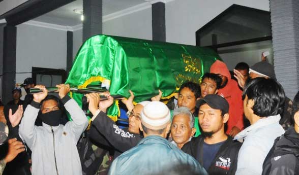 Jenazah Siyono saat hendak dimakamkan